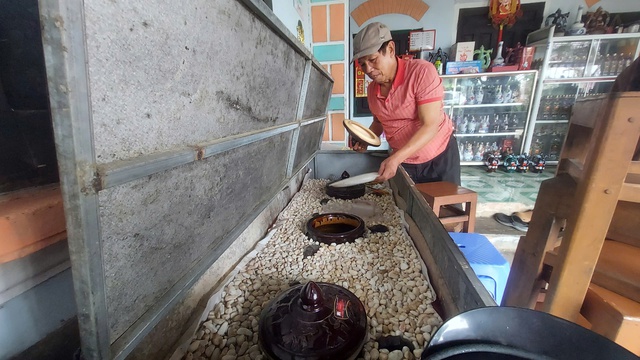 Thăm l&agrave;ng rượu B&agrave;u Đ&aacute; trước nỗi lo tắt lửa - Ảnh 3.