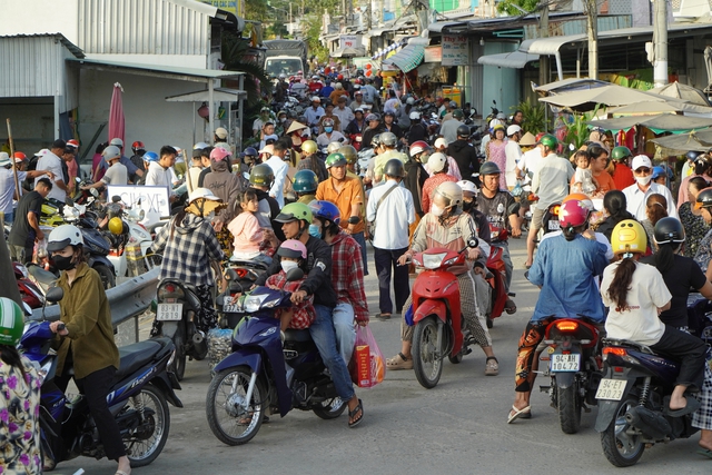 Chợ quê miền Tây 29 tết: bánh 2.000 đồng, rau mua 1.000 đồng vẫn bán - Ảnh 1.