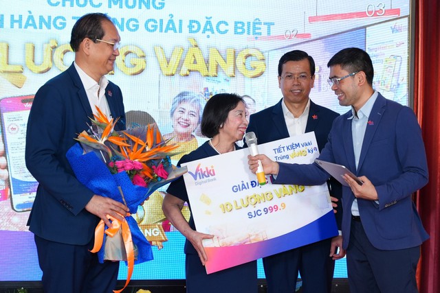 Gửi tiết kiệm 1,1 tỉ đồng, khách hàng Vikki trúng 10 lượng vàng - Ảnh 1.
