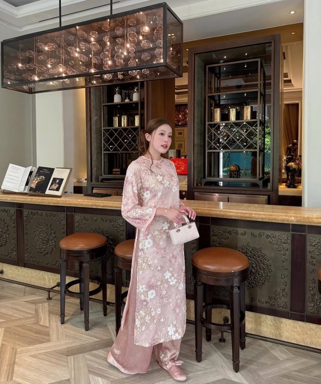 Mang cả vườn xuân vào tủ đồ với họa tiết hoa rạng rỡ- Ảnh 1.