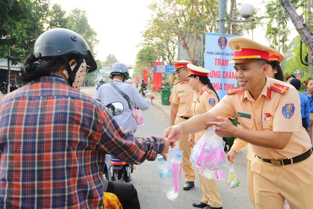 C&ocirc;ng an tiếp sức cho b&agrave; con miền T&acirc;y hồi hương ăn tết - Ảnh 2.