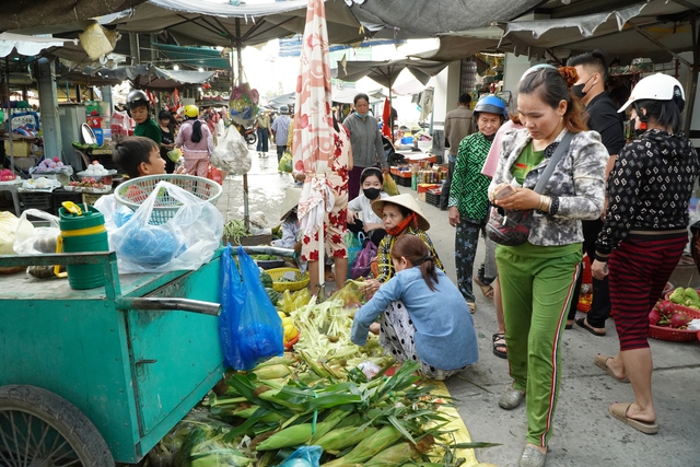 Chợ quê miền Tây 29 tết: bánh 2.000 đồng, rau mua 1.000 đồng vẫn bán - Ảnh 5.