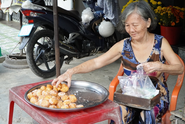 Chợ quê miền Tây 29 tết: bánh 2.000 đồng, rau mua 1.000 đồng vẫn bán - Ảnh 6.
