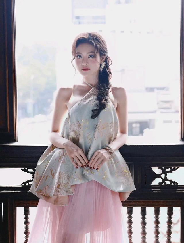 Mang cả vườn xuân vào tủ đồ với họa tiết hoa rạng rỡ- Ảnh 3.