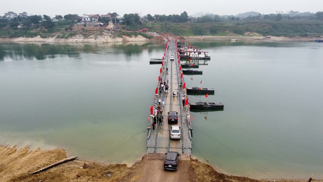 Người d&acirc;n c&oacute; cầu phao 'đ&oacute;n tết' sau nhiều th&aacute;ng cầu S&ocirc;ng L&ocirc; hư hỏng- Ảnh 4.