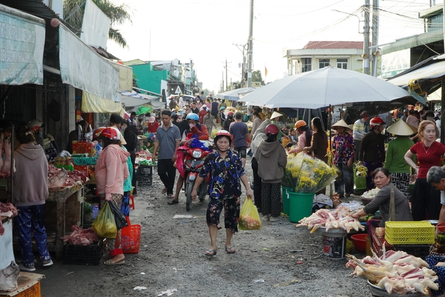 Chợ quê miền Tây 29 tết: bánh 2.000 đồng, rau mua 1.000 đồng vẫn bán - Ảnh 3.