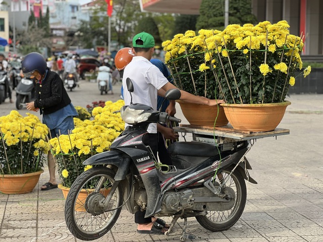 Chợ hoa ở Huế ng&agrave;y 29 tết: 'Mừng qu&aacute;, vừa hết để kịp về đ&oacute;n giao thừa'- Ảnh 2.