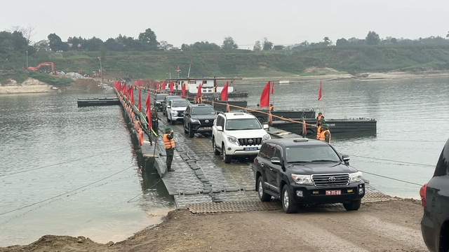 Người d&acirc;n c&oacute; cầu phao 'đ&oacute;n tết' sau nhiều th&aacute;ng cầu S&ocirc;ng L&ocirc; hư hỏng- Ảnh 1.