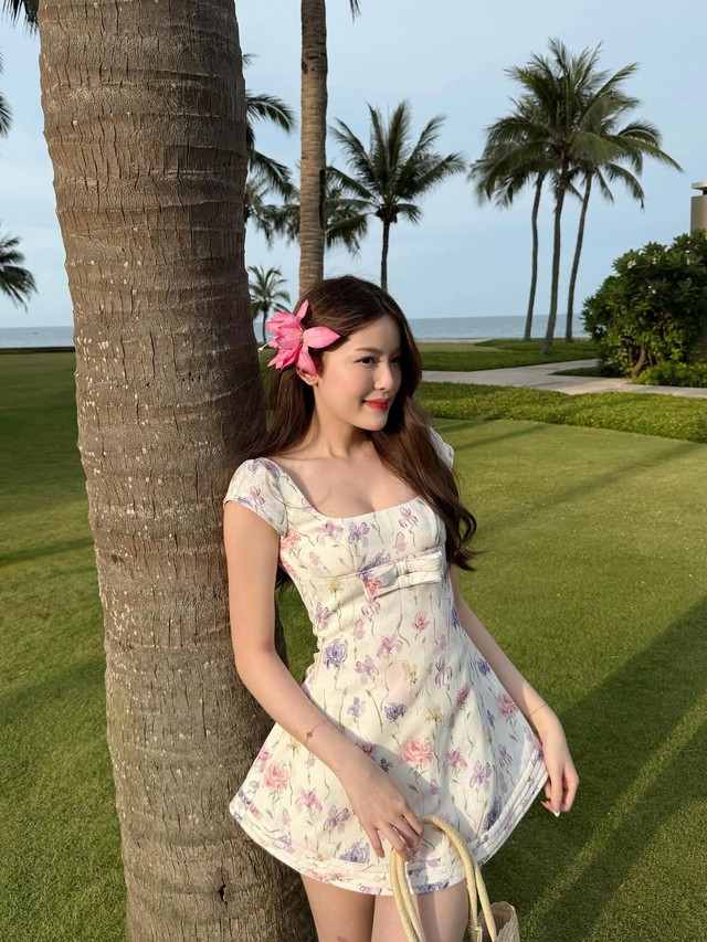 Mang cả vườn xuân vào tủ đồ với họa tiết hoa rạng rỡ- Ảnh 5.