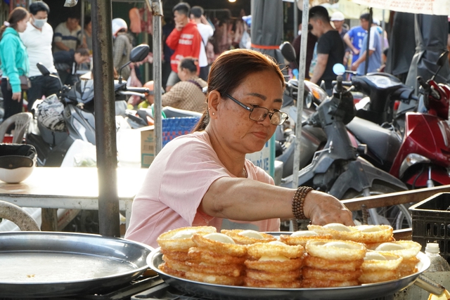 Chợ quê miền Tây 29 tết: bánh 2.000 đồng, rau mua 1.000 đồng vẫn bán - Ảnh 7.