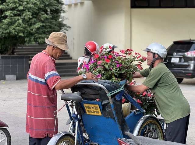 Chợ hoa ở Huế ng&agrave;y 29 tết: 'Mừng qu&aacute;, vừa hết để kịp về đ&oacute;n giao thừa'- Ảnh 4.
