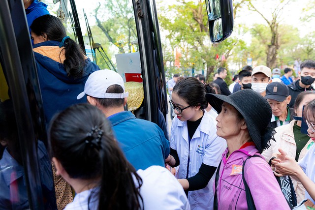 Long Ch&acirc;u ch&acirc;n th&agrave;nh gửi trao tết ấm, tết khỏe mạnh đến b&agrave; con mọi miền - Ảnh 1.