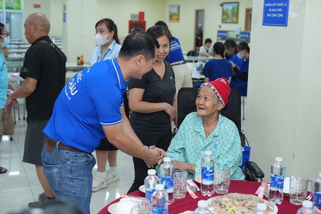 Long Ch&acirc;u ch&acirc;n th&agrave;nh gửi trao tết ấm, tết khỏe mạnh đến b&agrave; con mọi miền - Ảnh 9.