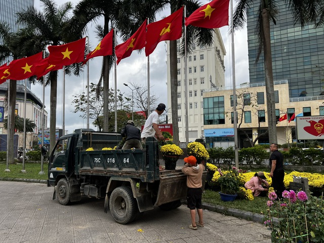 Chợ hoa ở Huế ng&agrave;y 29 tết: 'Mừng qu&aacute;, vừa hết để kịp về đ&oacute;n giao thừa'- Ảnh 1.