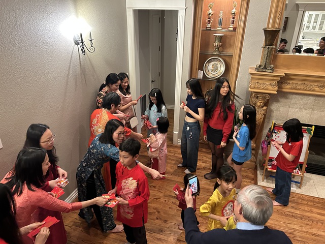 Người Việt ở Mỹ đ&oacute;n tết 2026: H&ograve;a m&igrave;nh v&agrave;o kh&ocirc;ng kh&iacute; đầm ấm v&agrave; truyền thống - Ảnh 5.