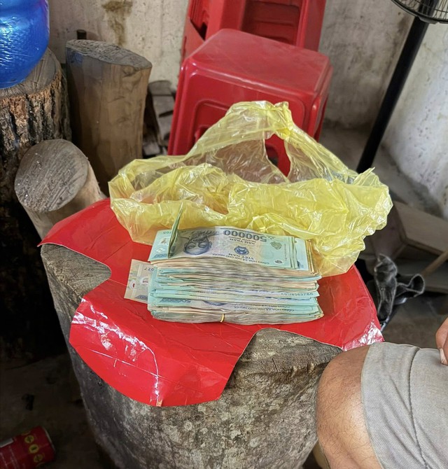 Chuyện tử tế ng&agrave;y 29 tết: Trả lại 80 triệu đồng cho người b&aacute;n hoa- Ảnh 1.