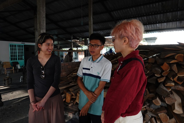 Hướng dẫn vi&ecirc;n trẻ đắt s&ocirc; du lịch l&agrave;ng nghề miền T&acirc;y m&ugrave;a tết- Ảnh 3.