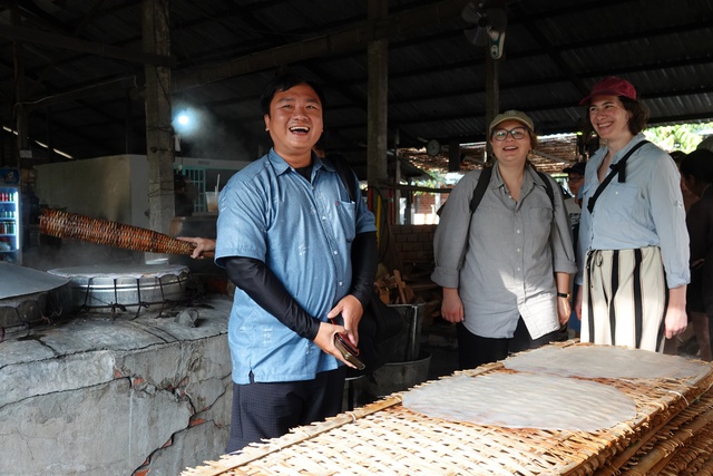 Hướng dẫn vi&ecirc;n trẻ đắt s&ocirc; du lịch l&agrave;ng nghề miền T&acirc;y m&ugrave;a tết- Ảnh 4.