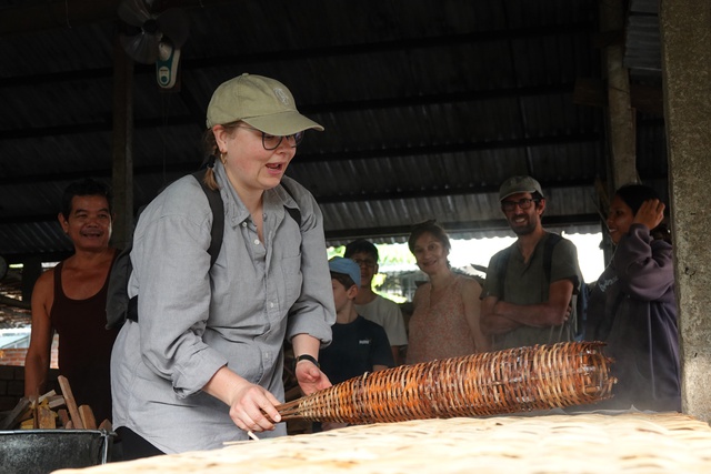 Hướng dẫn vi&ecirc;n trẻ đắt s&ocirc; du lịch l&agrave;ng nghề miền T&acirc;y m&ugrave;a tết- Ảnh 5.