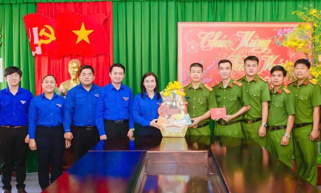 T.Ư Đoàn thăm và động viên các đơn vị làm nhiệm vụ trực tết tại TP.HCM - Ảnh 2.