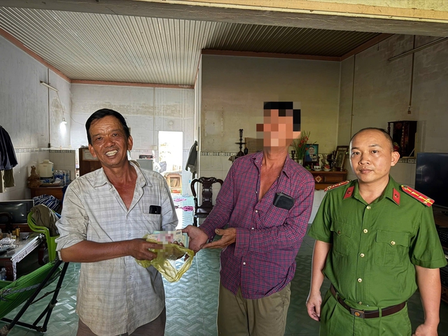 Chuyện tử tế ng&agrave;y 29 tết: Trả lại 80 triệu đồng cho người b&aacute;n hoa- Ảnh 2.