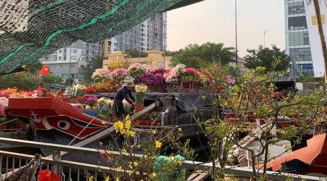 Mưu sinh ở Bến B&igrave;nh Đ&ocirc;ng: Những chiếc ghe chở cả một c&aacute;i tết- Ảnh 1.