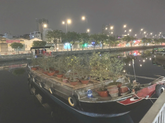 Mưu sinh ở Bến B&igrave;nh Đ&ocirc;ng: Những chiếc ghe chở cả một c&aacute;i tết- Ảnh 4.