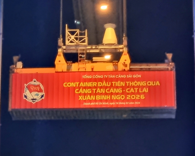 Đ&ecirc;m giao thừa, Binh đo&agrave;n 20 ph&aacute;t lệnh l&agrave;m h&agrave;ng đầu xu&acirc;n B&iacute;nh Ngọ tại cảng T&acirc;n Cảng C&aacute;t L&aacute;i- Ảnh 1.