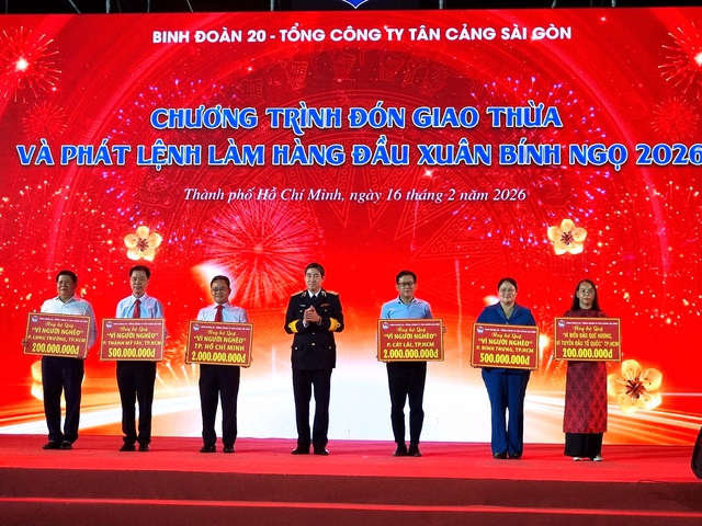 Đ&ecirc;m giao thừa, Binh đo&agrave;n 20 ph&aacute;t lệnh l&agrave;m h&agrave;ng đầu xu&acirc;n B&iacute;nh Ngọ tại cảng T&acirc;n Cảng C&aacute;t L&aacute;i- Ảnh 3.