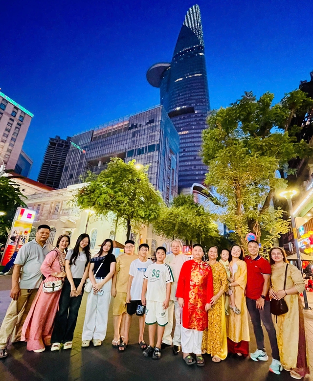 Gia đ&igrave;nh miền Bắc v&agrave;o TP.HCM ăn tết: Ấn tượng mai v&agrave;ng ngập lối - Ảnh 3.