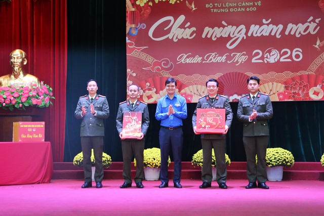 B&iacute; thư thứ nhất T.Ư Đo&agrave;n thăm, ch&uacute;c tết Trung đo&agrave;n 600 v&agrave; Tiểu đo&agrave;n 79- Ảnh 1.