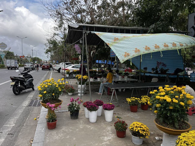 Chợ hoa ở Huế ng&agrave;y 29 tết: 'Mừng qu&aacute;, vừa hết để kịp về đ&oacute;n giao thừa'- Ảnh 6.