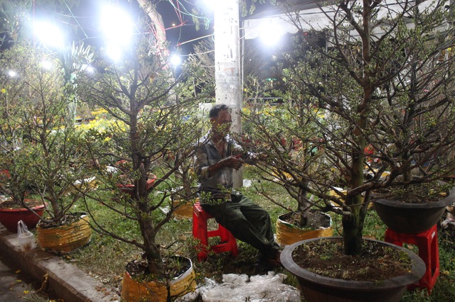 Mưu sinh ở Bến B&igrave;nh Đ&ocirc;ng: Những chiếc ghe chở cả một c&aacute;i tết- Ảnh 2.