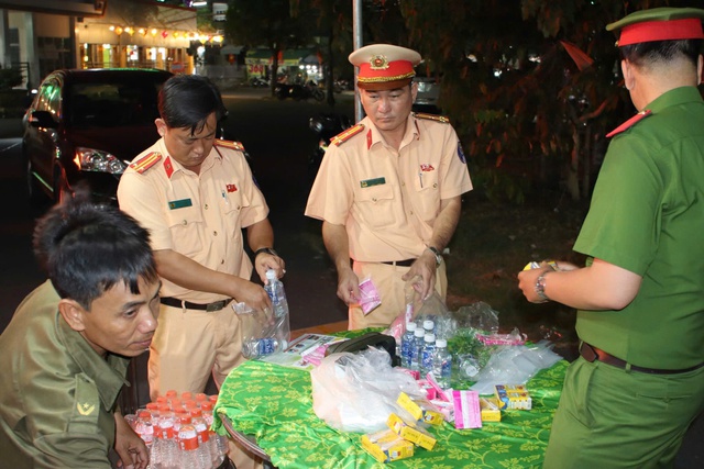 C&ocirc;ng an tiếp sức cho b&agrave; con miền T&acirc;y hồi hương ăn tết - Ảnh 1.