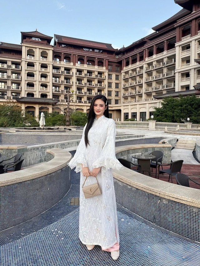 Áo dài trắng thăng hoa trong mùa tết- Ảnh 10.