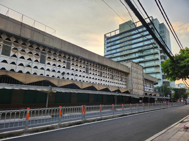 TP.HCM ng&agrave;y 29 tết: Đi t&igrave;m b&igrave;nh y&ecirc;n sau những bộn bề, hối hả - Ảnh 7.