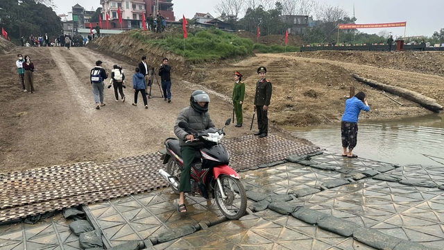 Người d&acirc;n c&oacute; cầu phao 'đ&oacute;n tết' sau nhiều th&aacute;ng cầu S&ocirc;ng L&ocirc; hư hỏng- Ảnh 2.