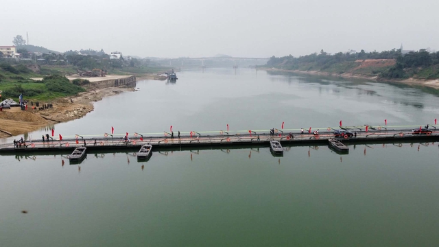 Người d&acirc;n c&oacute; cầu phao 'đ&oacute;n tết' sau nhiều th&aacute;ng cầu S&ocirc;ng L&ocirc; hư hỏng- Ảnh 3.