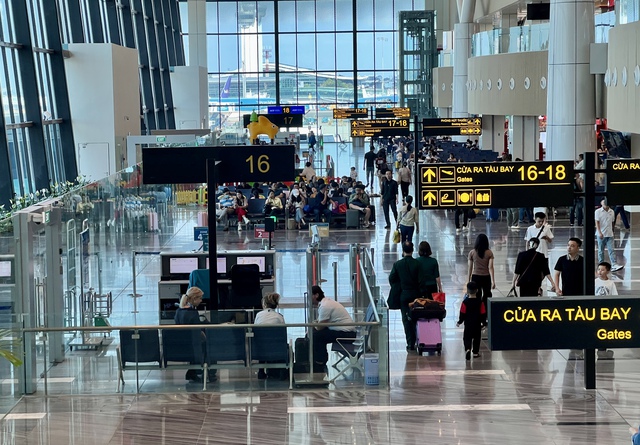 Tỷ lệ kh&aacute;ch tự ng&atilde; tại s&acirc;n bay T&acirc;n Sơn Nhất giảm mạnh gần 40%- Ảnh 1.