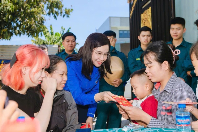 T.Ư Đoàn thăm và động viên các đơn vị làm nhiệm vụ trực tết tại TP.HCM - Ảnh 3.