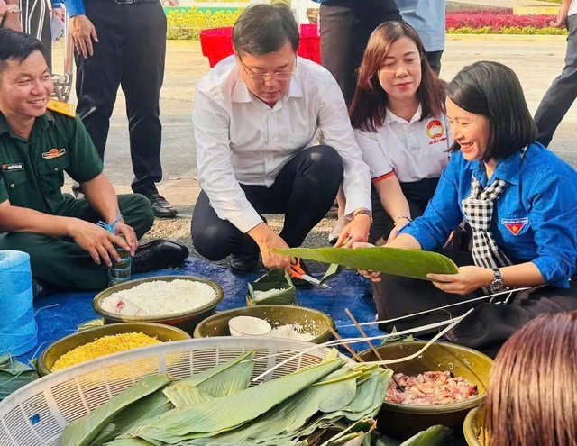 T.Ư Đoàn thăm và động viên các đơn vị làm nhiệm vụ trực tết tại TP.HCM - Ảnh 6.