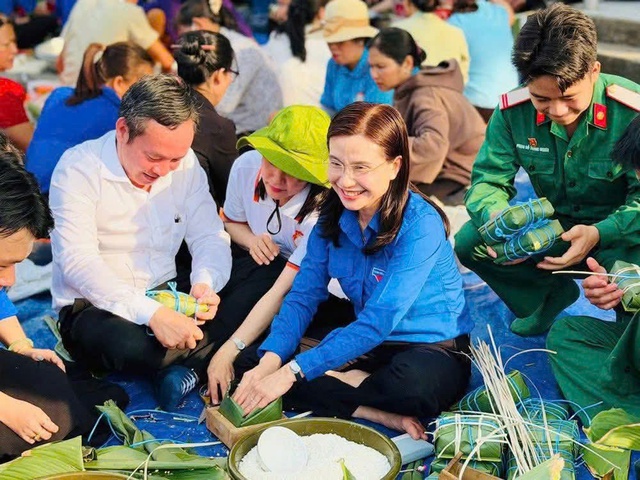 T.Ư Đoàn thăm và động viên các đơn vị làm nhiệm vụ trực tết tại TP.HCM - Ảnh 7.