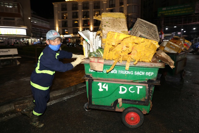 Lãnh đạo tỉnh Lâm Đồng tặng quà tết công nhân vệ sinh trong đêm giao thừa- Ảnh 3. Lãnh đạo tỉnh Lâm Đồng tặng quà tết công nhân vệ sinh trong đêm giao thừa- Ảnh 3.