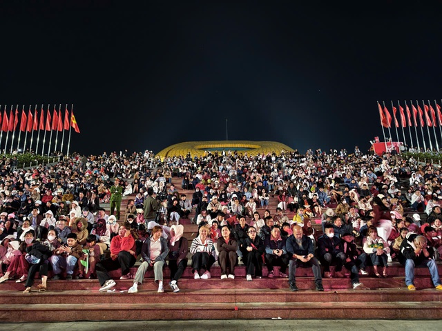 Đ&ecirc;m giao thừa 13 độ C, h&agrave;ng ng&agrave;n người h&aacute;o hức chờ ph&aacute;o hoa ở Đ&agrave; Lạt- Ảnh 6.