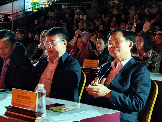 Đ&ecirc;m giao thừa 13 độ C, h&agrave;ng ng&agrave;n người h&aacute;o hức chờ ph&aacute;o hoa ở Đ&agrave; Lạt- Ảnh 2.