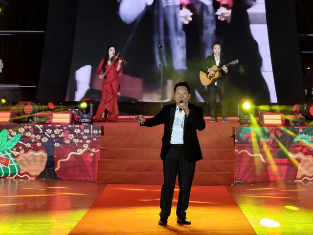 Đ&ecirc;m giao thừa 13 độ C, h&agrave;ng ng&agrave;n người h&aacute;o hức chờ ph&aacute;o hoa ở Đ&agrave; Lạt- Ảnh 4.