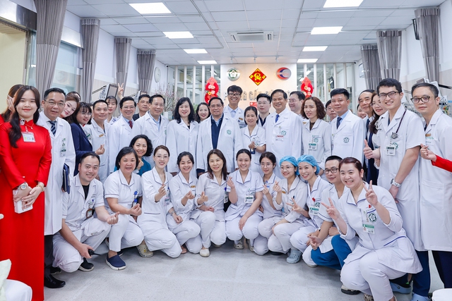 Thủ tướng: Bệnh viện tuyến cuối phải là 'niềm hy vọng lớn nhất của người bệnh'- Ảnh 2. Thủ tướng: Bệnh viện tuyến cuối phải là 'niềm hy vọng lớn nhất của người bệnh'- Ảnh 2.