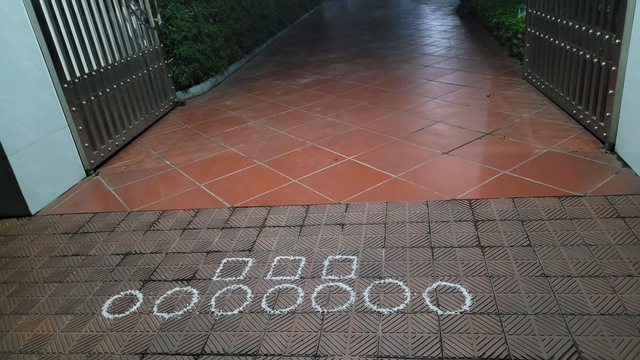 Một số gia đ&igrave;nh người Việt vẫn c&ograve;n duy tr&igrave; h&igrave;nh vẽ 3 vu&ocirc;ng 7 tr&ograve;n trước cửa nh&agrave; - Ảnh 1.