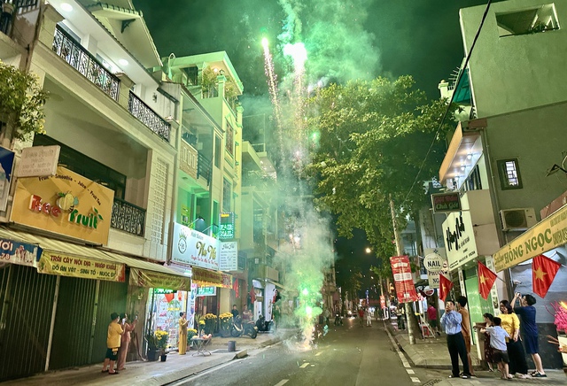 Ph&aacute;o hoa rực s&aacute;ng khắp ng&atilde; đường TP.HCM giao thừa Tết B&iacute;nh Ngọ 2026- Ảnh 3.