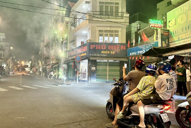 Ph&aacute;o hoa rực s&aacute;ng khắp ng&atilde; đường TP.HCM giao thừa Tết B&iacute;nh Ngọ 2026- Ảnh 2.
